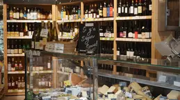 674-biocoop-marseille-la-joliette-magasin-bio-vin-fromage-coupe-service-traditionnel.webp